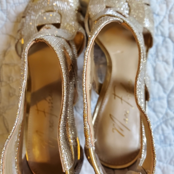 Marc Fisher NWOT Nala gold sparkly heels 6 M - Picture 7 of 12